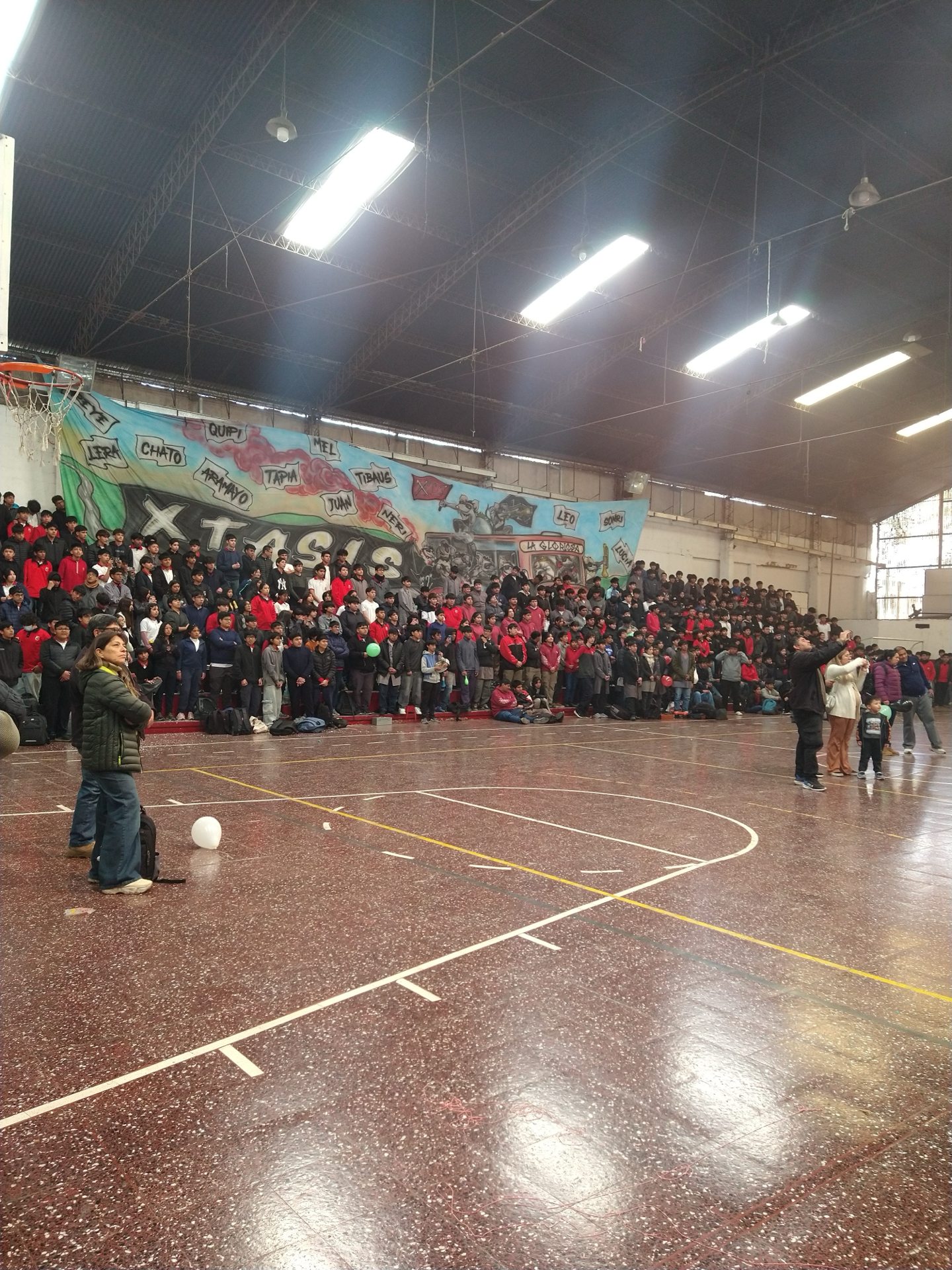 La comunidad de la Técnica 3138 reunida en el gimnasio
